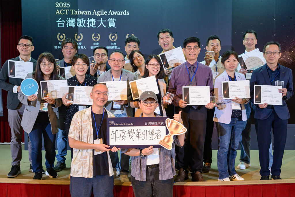 來自力信建築集團、童綜合醫院與樂屋網等「年度變革引導者」得獎者合影